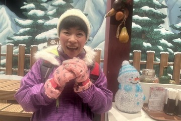 2児の母・山田花子「シール帳眺めてます」小学生次男の姿公開「親近感しかない」「コレクションが素敵」の声 画像