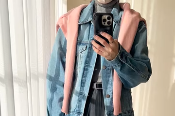 ピンクニットの肩掛けワザで春らしく。大人のデニムジャケットスタイル【40代の毎日コーデ】 画像