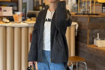 シャギーノーカラーコートが主役。白ロゴＴ×デニムの冬→春スイッチ着こなし【40代の毎日コーデ】 画像