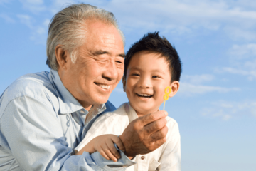 80代の祖父が3歳のひ孫のために豹変！？　膝の痛みも忘れて”床を這い回る”理由に「感動した」 画像