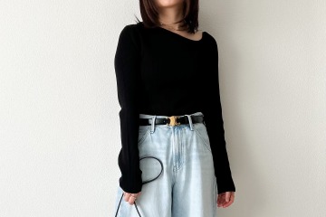 黒トップス×淡いデニム。定番コーデをオシャレ感を出しているのはアシンメトリーな襟元【40代の毎日コーデ】 画像