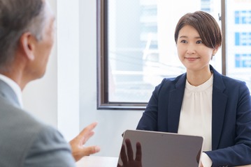 年上の部下に「遠慮」しすぎていませんか？関係をこじらせない「役割で伝える」会話術 画像