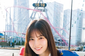 日向坂46小坂菜緒、白バイ隊員姿で劇場版コナンの聖地巡礼「週刊少年サンデー」表紙登場 画像