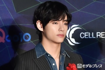 BTS・V、来日時の路上オフショット・リハーサル風景など大量公開 「立ってるだけで絵になる」「日本語のコメント泣ける」と反響 画像