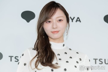 乃木坂46梅澤美波、膝丈スカートからほっそり美脚輝く「スタイルレベチ」「色白で綺麗」とファン絶賛 画像