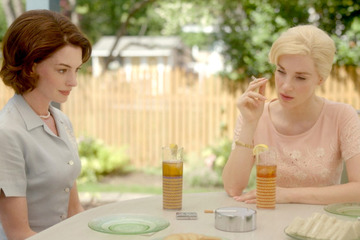 60年代ファッションと母親たちの運命切り取る アン・ハサウェイ×ジェシカ・チャステイン『隣人たち』シーン写真 画像