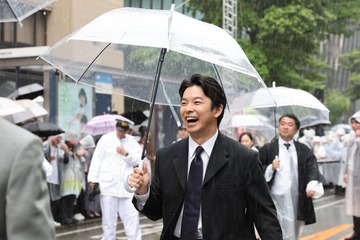 仲野太賀＆池松壮亮、“豊臣兄弟”が「博多どんたく 港まつり」に出陣 雨の沿道歩き盛り上げる 画像