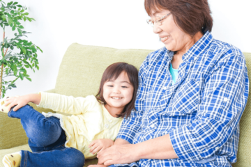 転んでしょんぼりする5歳の孫。70代の祖母が台所から持ってきた“もの”に「温かい気持ち」 画像