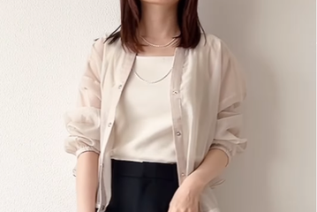 疲れた時に頼りたい【ベージュのシアーシャツ】。明るい顔色と清潔感を引き出す初夏のモノトーン【40代の毎日コーデ】 画像