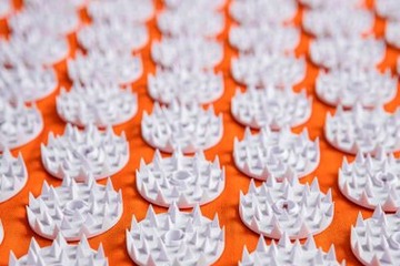 「悶絶級の痛み、でもクセになる」コリと冷えに悩む44歳がハマり、整体いらずになった超話題の【シャクティマット】とは？強烈トゲトゲマットの上に裸で寝転んでみたら 画像