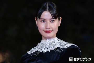 橋本愛「髪もっときった」新ヘア披露に反響「ハンサムすぎて惚れる」「クールビューティーの極み」 画像