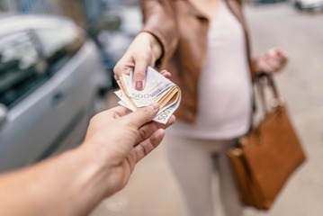 48歳女性、年下の外国人ダンサーと電撃婚！貢いだ額は「月1〜3万円」から始まって、じわじわ膨らみ150万円に！。「国際ロマンス詐欺」の巧妙な手口【行政書士が解説】 画像