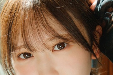 日向坂46藤嶌果歩、黒の衣装に身を包み大人びた表情魅せる 1st写真集先行カット第11弾解禁【果実の歩幅】 画像
