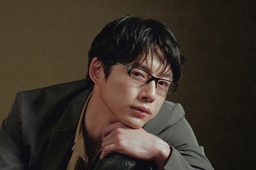 坂口健太郎、PRADA＆GENTLE MONSTERコラボコレクションに登場 「本」をコンセプトに展開 画像
