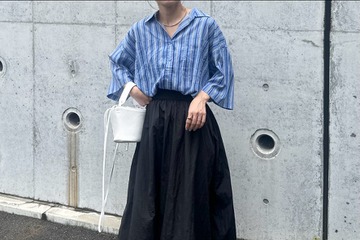 大人世代が圧倒的に使いやすい【ブルーストライプシャツ】。×黒スカートで軽やかに仕上げた爽やかリラックス【40代の毎日コーデ】 画像