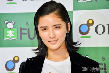 藤井萩花、美ボディ際立つ黒水着姿披露「レベチのスタイル」「着こなせるのがすごい」と絶賛の声 画像