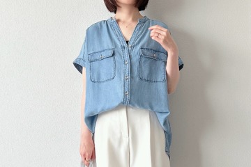 夏にデニムシャツを楽しむなら……柔らかで涼しい素材と白パンツで体型カバーも叶えるクリーンな着こなし【40代の毎日コーデ】 画像