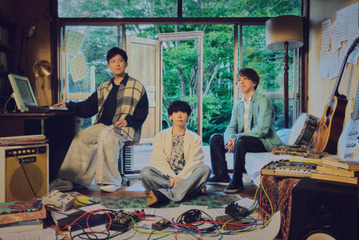 sumikaと幾田りらが共演した「赤春花 feat. 幾田りら」MV公開が決定。息の合った演奏シーンにも注目 画像