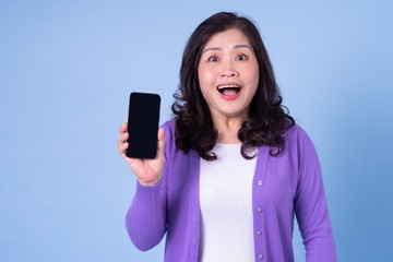 「おばさん」を通り越して「痛々しい」!?  若い世代から「残念」と思われる40代女性の振る舞い 画像