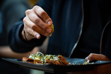 年収8000万以上の人が「食べない」ものとは⁉　食事の場での「お金持ちの流儀」 画像