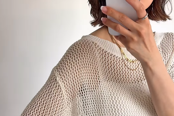 「メッシュニット」で二の腕とお腹を上手にカムフラージュ。大人の体型カバーに頼れて着心地も涼しいトップスとは【40代の毎日コーデ】 画像