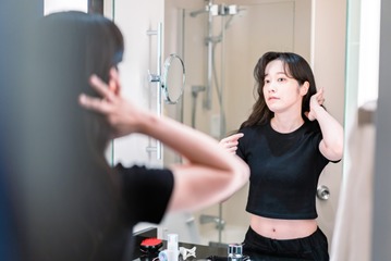 夏に大量発生! 40代が「すこぶるオバサンぽく見える」夏の危険ヘアアレンジ 画像