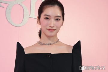 「虎に翼」片岡凜、ミニキャミワンピで美脚スラリ「お父さん譲りのスタイル」「頭身バランスが神」と反響 画像