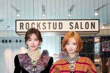 IVEレイ＆リズ、ヴァレンティノ銀座に来場 ロックスタッズパンプス着用で美脚際立つ 画像