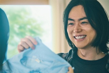 菅田将暉、優しい眼差し＆微笑み 恋人・家族との休日リアルに描く「セカスト」CM初出演 画像
