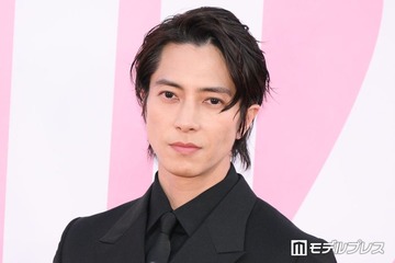 山下智久「尊敬する先輩」との寄り添いショット披露「お祝いしてもらって嬉しそう」「後輩の顔してて可愛い」と反響 画像