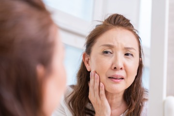 「シミ・シワ・たるみ」だけじゃない！ピリピリ痛む、ムズムズする…更年期に増える肌の違和感、原因は女性ホルモン？肌への影響を専門医が解説 画像