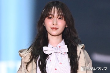 櫻坂46守屋麗奈、ミニ丈コートで美脚スラリ フード被りキュートに魅せる【TGC2026A/W】 画像