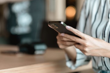 「40代で不倫している女性」ってこんなタイプ！略奪がやめられない彼女たちの特徴とは 画像