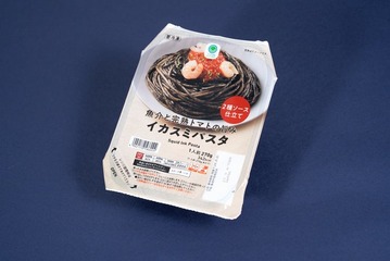 ファミマ、ワンコイン以下の「イカスミパスタ」新登場 深みとメリハリの効いた本格派 画像