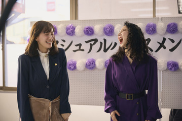 綾瀬はるから真剣な法廷シーンから弾ける笑顔まで『ファーストボイス』メイキングカット到着 画像