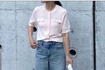 甘いピンクをデニムと合わせて大人仕様に。新鮮な色使いで遊ぶ華やかスタイル【40代の毎日コーデ】 画像