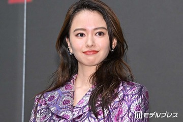 第1子出産の山本舞香、美デコルテ際立つキャミ姿公開に反響「スタイル抜群」「絵になる」 画像