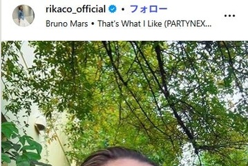 RIKACO、愛犬との寝起きショット公開「すっぴんかな？」「お肌ツヤツヤで綺麗すぎる」と反響 画像