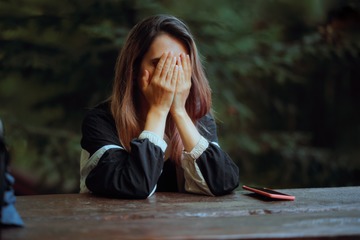 酔って寝ていたら、上司が抱きついてきて…。「信頼していた人に襲われた」経験が私に残した大きな傷は 画像