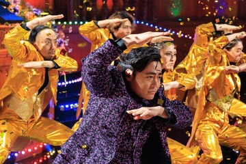 武将、僧侶、奇抜なダンス…山田孝之演じるK井K一の七変化　Netflixシリーズ「国民クイズ」場面カット 画像