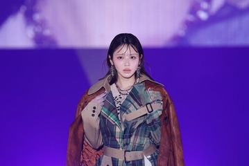 FRUITS ZIPPER鎮西寿々歌、トップバッターで「カワコレ TGC」開幕 秋コーデでクールにウインク 画像