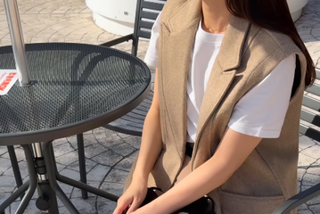 「ジレとボトムスを同系色に」。白Ｔ×タックワイドパンツを秋仕様にシフトする着こなしテク【40代の毎日コーデ】 画像