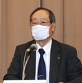 記者会見する文科省の専門家会議の増田宏一座長＝13日午後、東京都千代田区