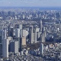 東京都庁（中央）周辺＝2020年1月5日（共同通信社ヘリから）