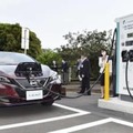 横浜市に設置された充電器と電気自動車＝昨年6月