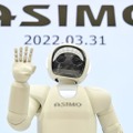 最後の実演を終え、記念撮影するホンダの人型ロボット「ASIMO（アシモ）」＝31日午後、東京都港区
