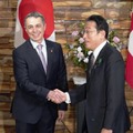 スイスのカシス大統領兼外相（左）との会談を前に握手する岸田首相＝18日午後、首相官邸