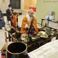 道心寺で読経する露の団姫さん（右）＝19日午前、兵庫県尼崎市