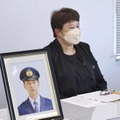 渡辺崇寿さんの写真を前に記者会見する母美智代さん＝6日午後、熊本県庁