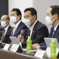 新型コロナウイルス感染症対応に関する有識者会議で、あいさつする山際経済再生相（右から2人目）。右端は座長の永井良三自治医科大学長＝11日午前、東京都千代田区